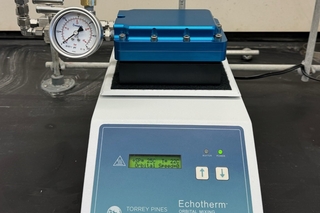 Pressure reactor in the form of a high throughput plate, sitting on a digital dry bath